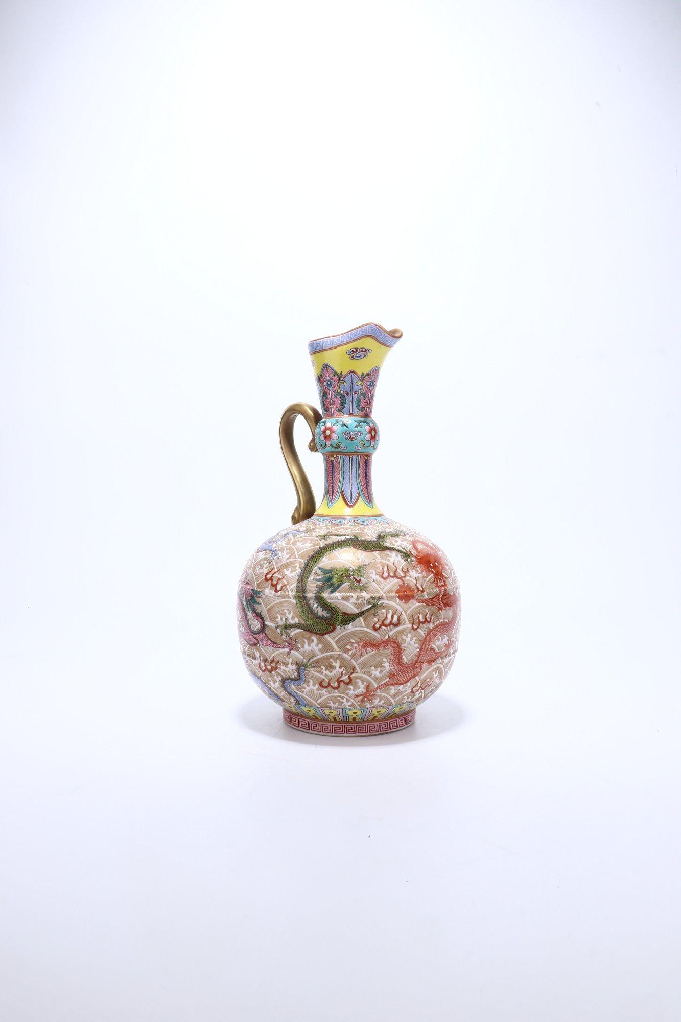 Chinese Qing Dynasty Famille Rose Dragon Pattern: Height 31cm ear distance 10.5cm diameter 18cm
