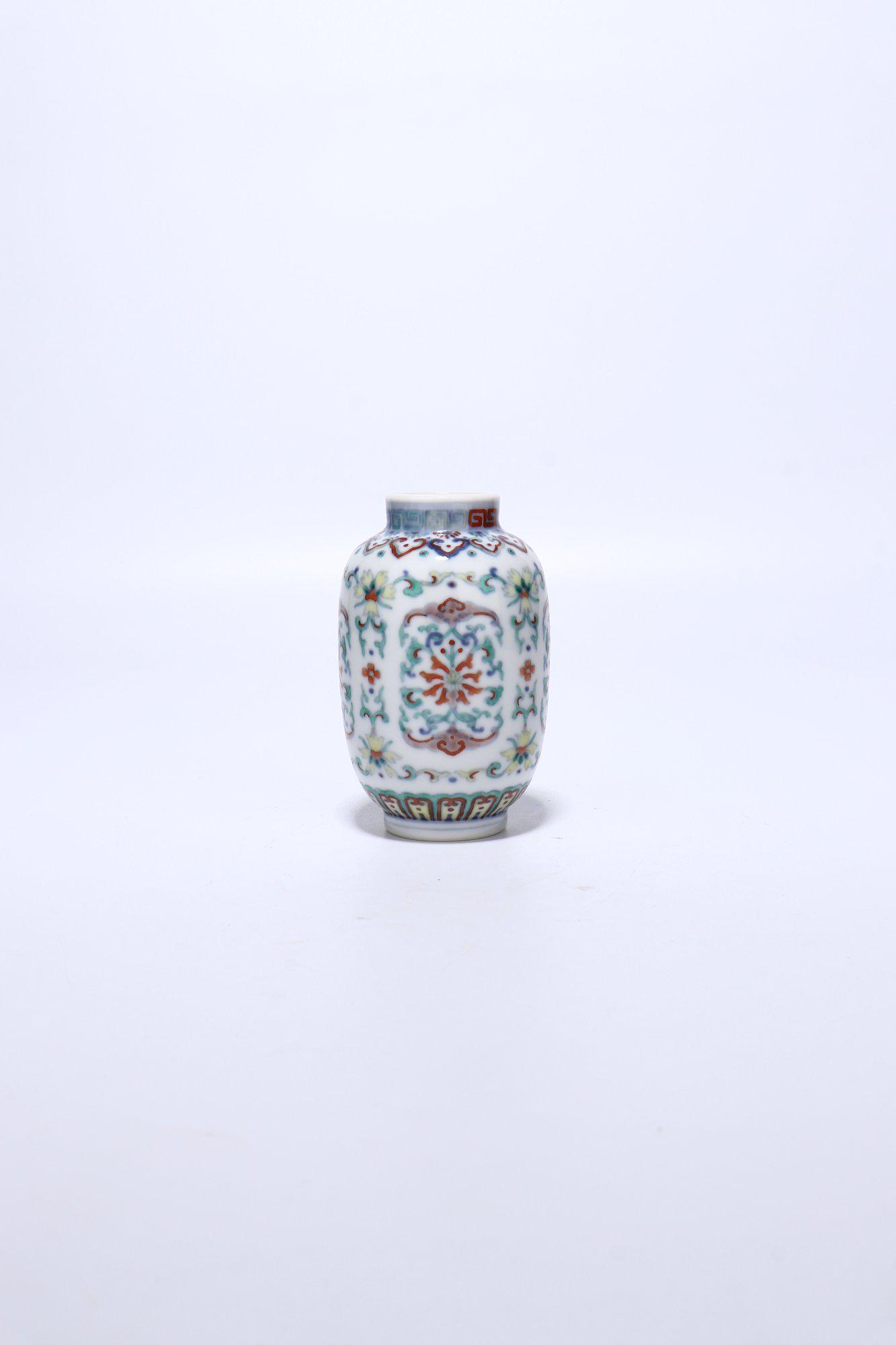 chinese famille rose porcelain floral pattern vase: H10cm Mouth 3.5cm Bottom3.7cm