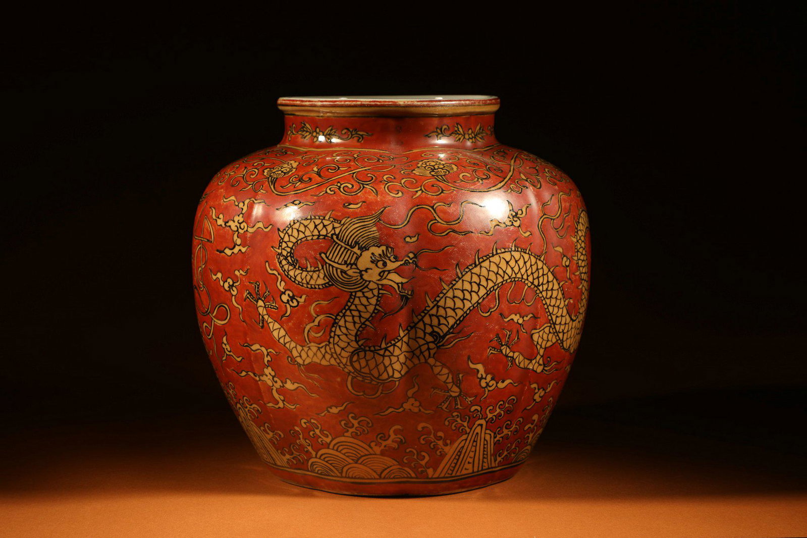 Chinese Pot: H.23cm