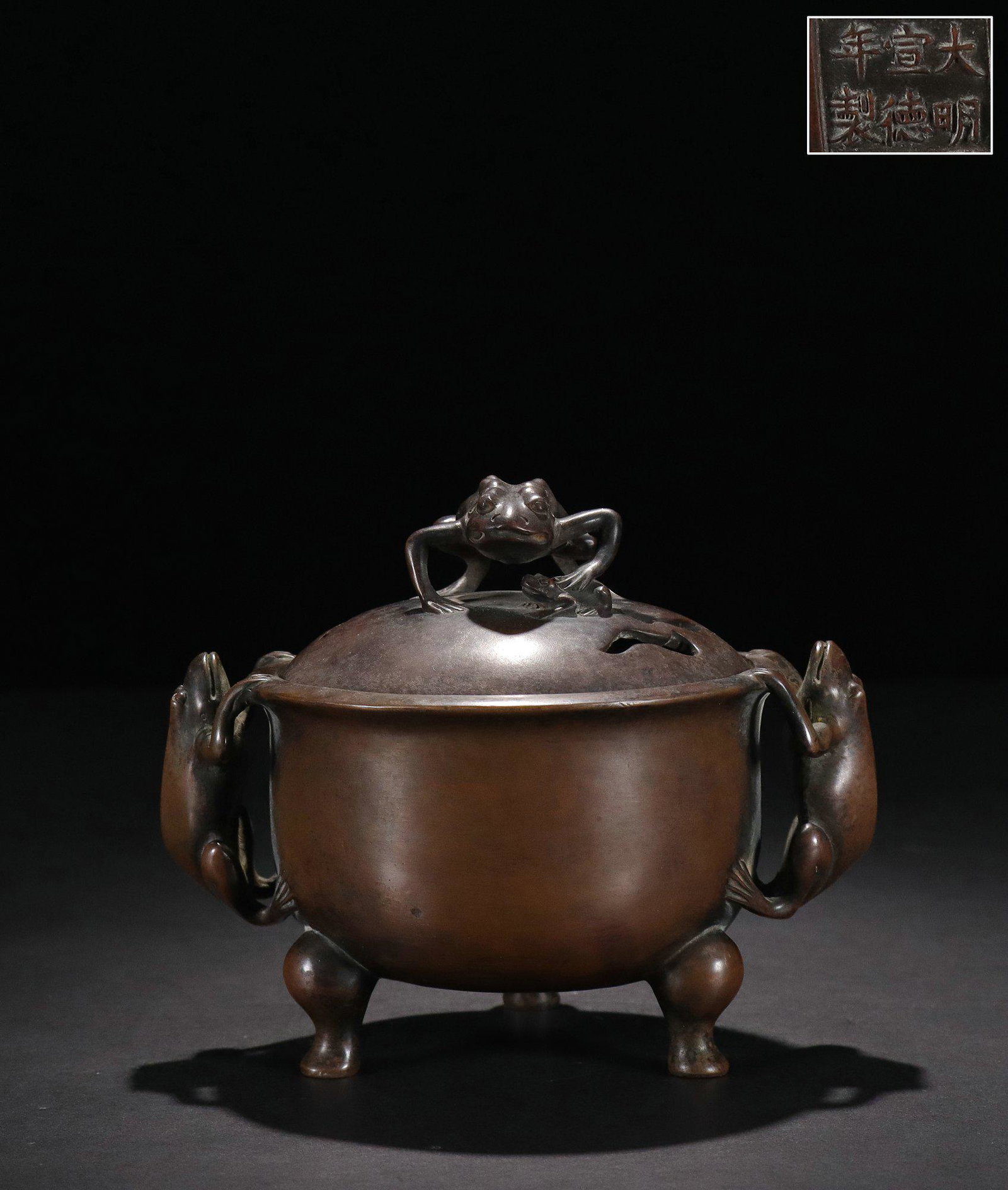 the Chinese Ming Dynasty Xuande Peirod Copper Frog Shape Incense Burner: Size:15.3cmx17.8cm