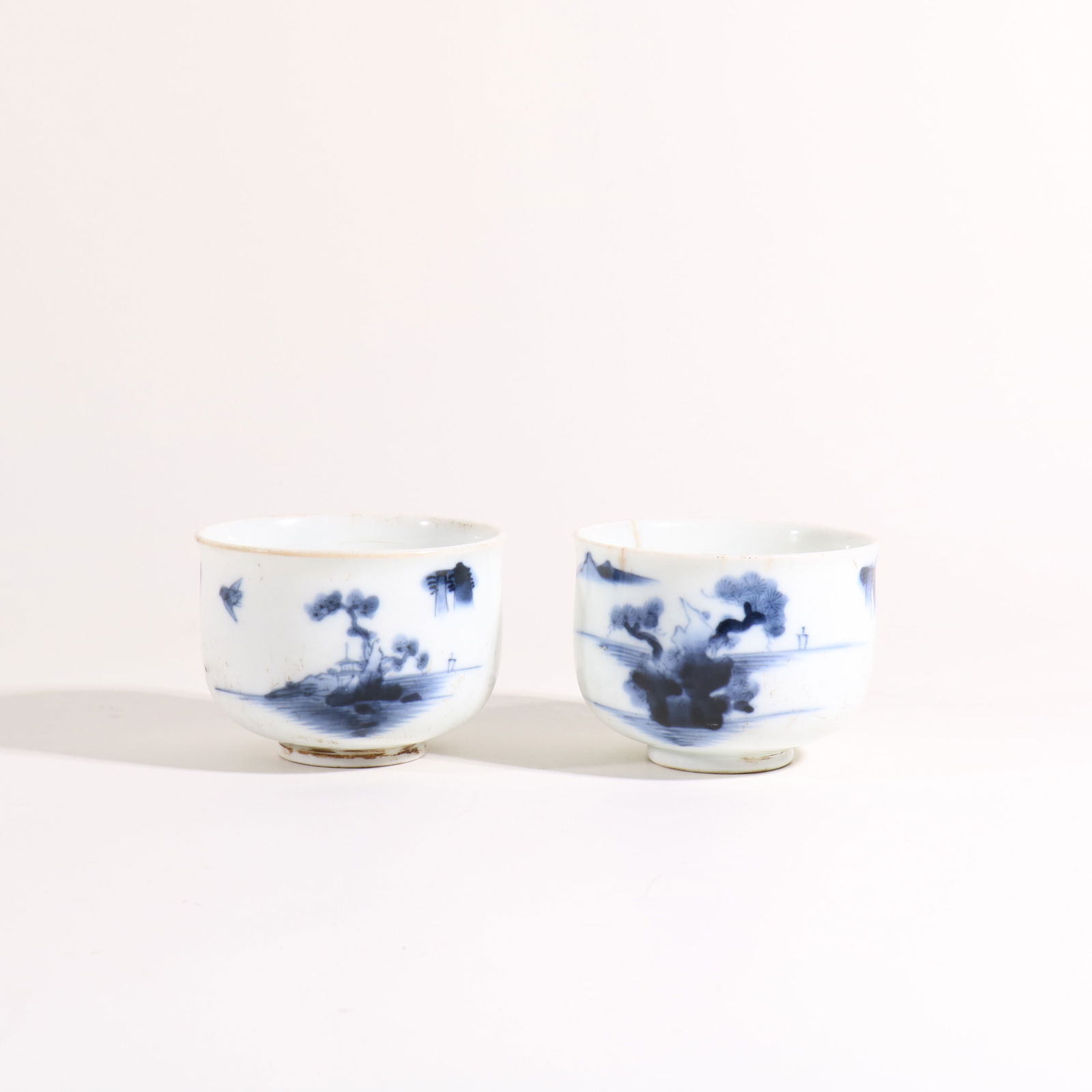 A pair of blue and white cups: high 5cm caliber 7cmX2