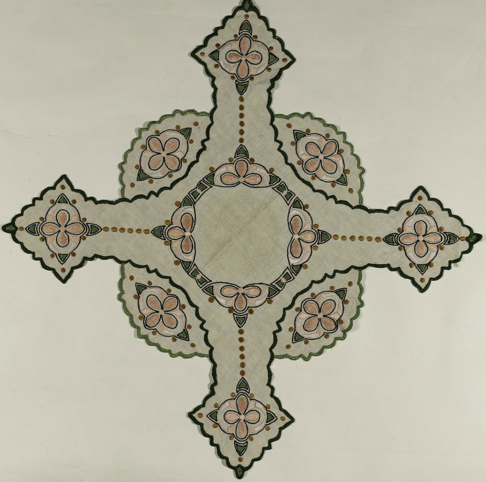 Arts & Crafts Embroidered Linen Textile: Arts and Crafts embroidered table scarf, quatrefoil design, ca. 1910, 22 (H) x 31" (L)