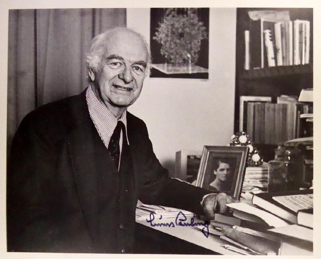 Nobel Prize Winner LINUS PAULING - Photo Signed (1 of 1)