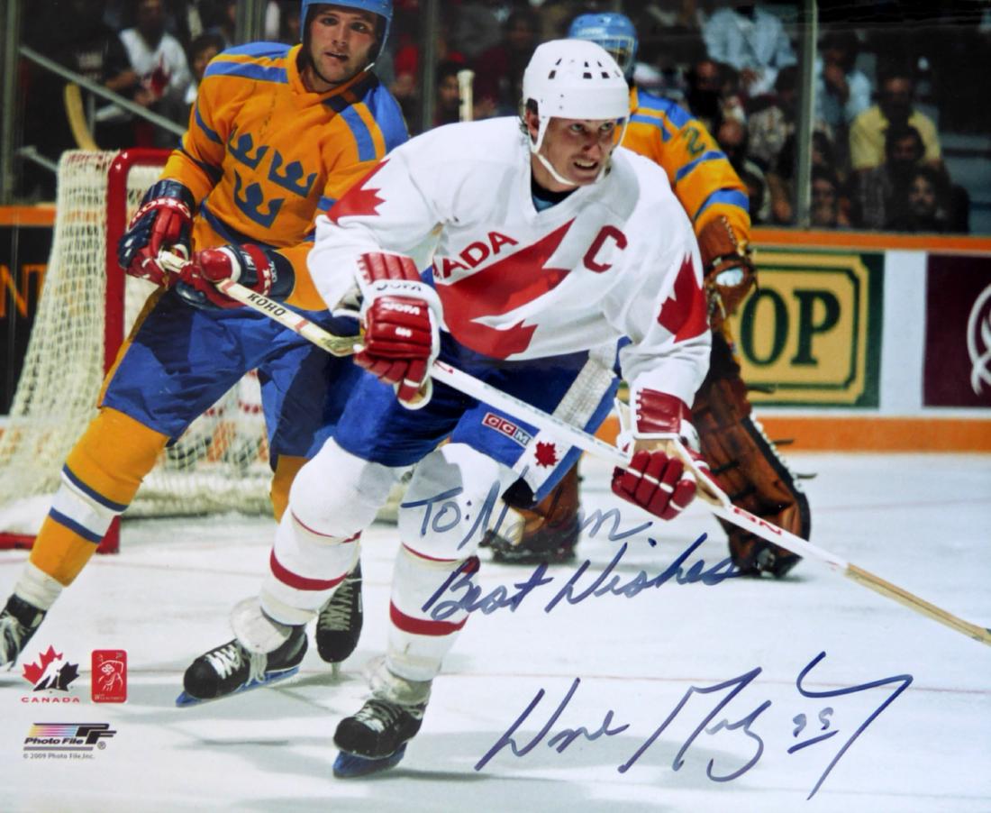 "The Great One" WAYNE GRETZKY - Photo Signed: Wayne Gretzky (1961- ) Hockey. Gretzky was arguably hockey's greatest player, he played for the Edmonton Oilers, Los Angeles Kings, St. Louis Blues and the New York Rangers during his long career. 8��