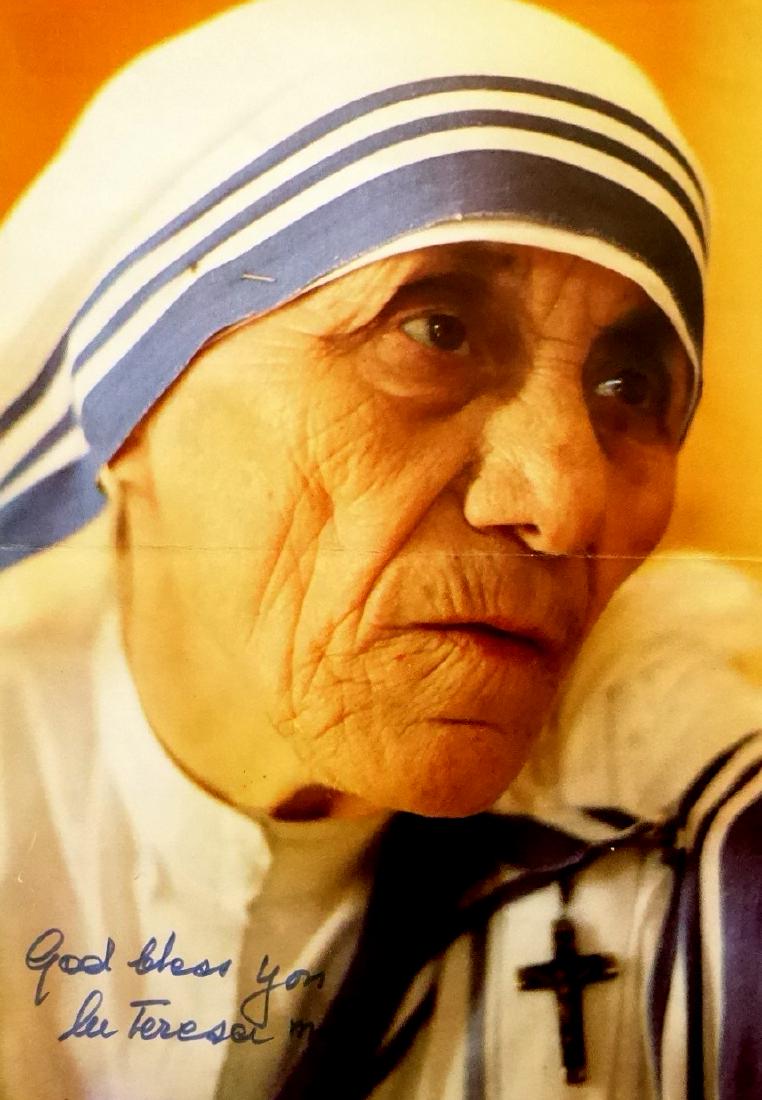 SAINT TERESA (MOTHER TERESA) - Photo Signed: Mother Teresa (1910-1997) Albanian nun, Roman Catholic saint. Saint Teresa devoted her life to serving the poor and destitute around the world. She spent many years in Calcutta, India where she founde