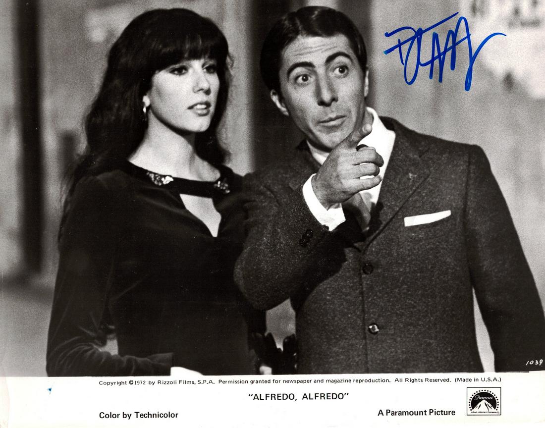 Actor DUSTIN HOFFMAN - Photo: Dustin Hoffman. 10” x 8” promotional movie photograph from his 1972 film, Alfredo, Alfredo, signed.