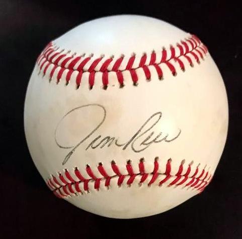 Bosox JIM RICE - Baseball: James Edward Rice (born March 8, 1953) He was inducted into the HOF in 2009. Signed Bobby Brown baseball with JSA Authentication . Case included. Light toning on the ball