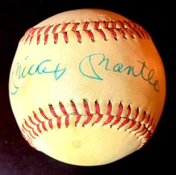 Yankee Legend MICKEY MANTLE Signed Ball (1 of 3)