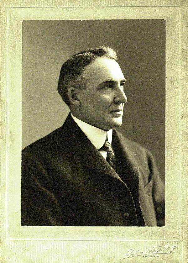Warren G. Harding - Photograph: Warren G. Harding (1865-1923) 28th President. 5 ¼" x 7 ¼" cabinet photograph (image 4" x 5 ½"), Baker Art Gallery, Columbus, Ohio, signed on the reverse "Very truly Yours W. G. Ha
