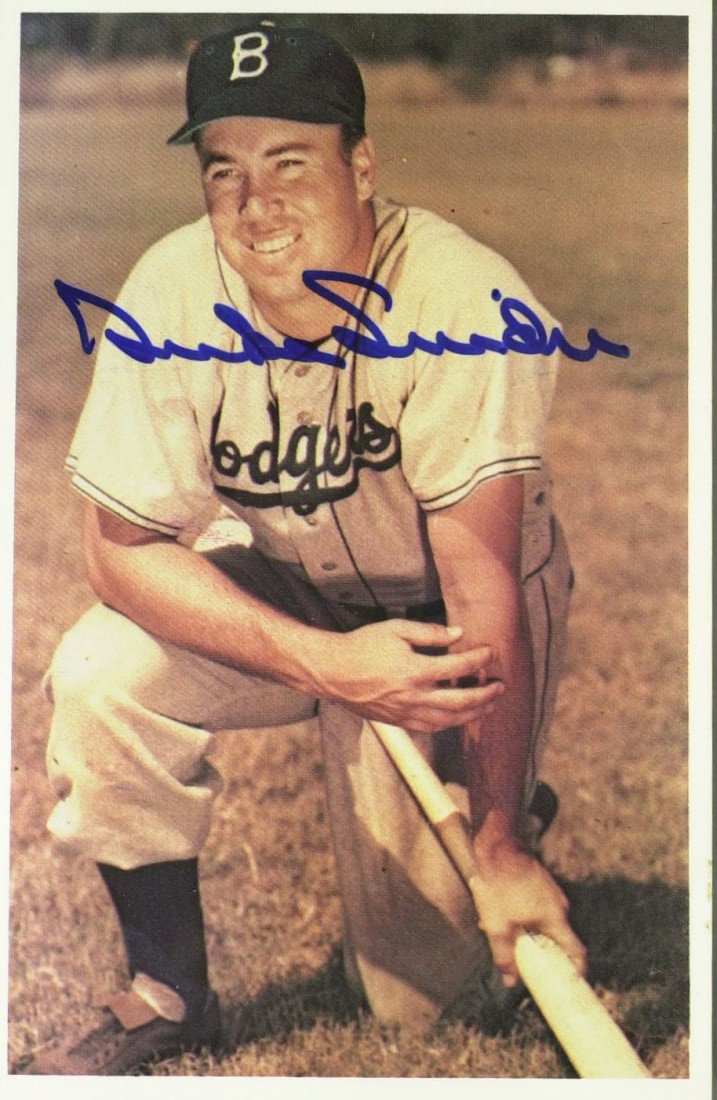 Centerfieder DUKE SNIDER - Trading Card Signed: Duke Snider. 3 ¾" x 5 ¾" color trading card, Topps, 1982, signed.