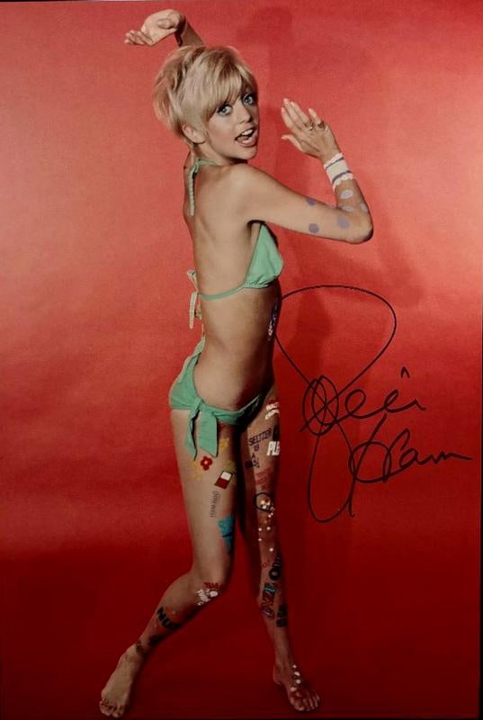 Hawn, Goldie Signed Large Photo (1 of 1)
