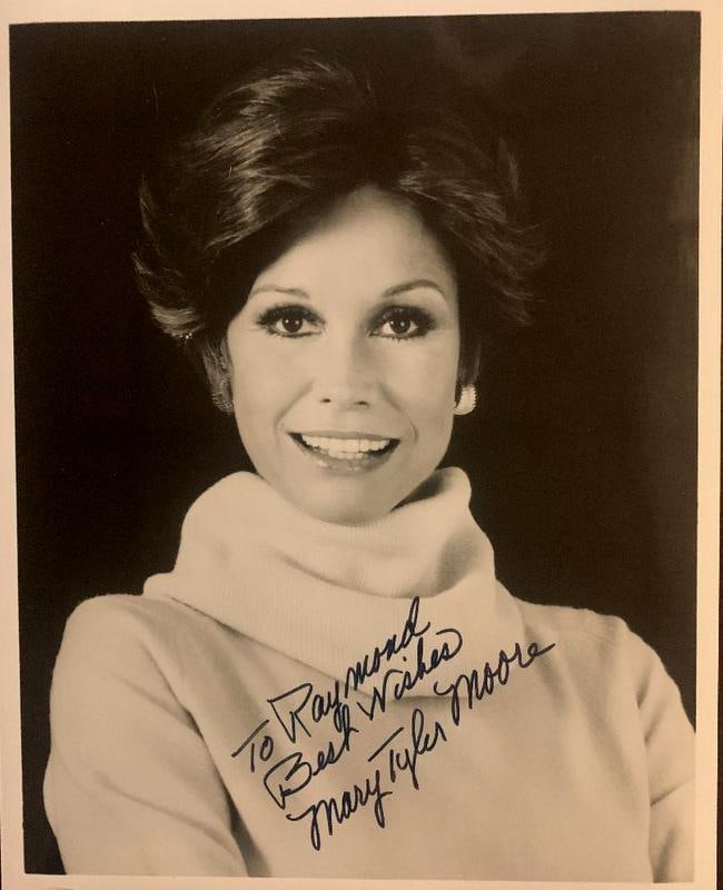 Moore, Mary Tyler Signed Photo (1 of 1)