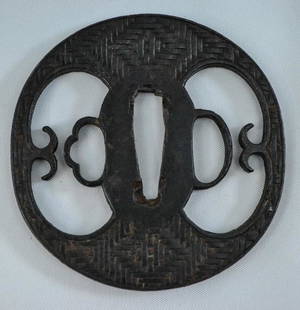TSUBA: Iron TSUBA DIMENSIONS: 7,3 cm X 7,2 cm