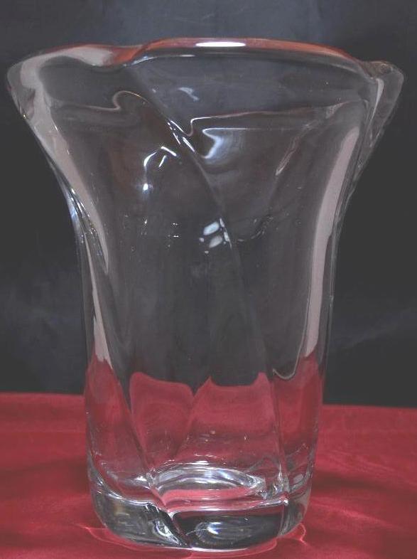 DAUM glass vase: DAUM glass vase SECOND HALF 20TH CENTURY a molded glass vase Height 10.1/4 in (26 cm) x diameter 8.1/4 inches (21 cm)