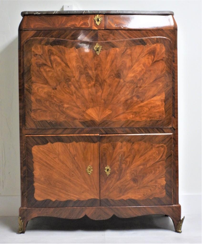 18th Century Inlaid Wood French Antique Louis XVI: Antique French secrÃ©taire from the Louis XVI era. High quality furniture with gilded bronze decorations and inlaid in walnut and fruitwood. SecrÃ©taire equipped with original marble top , Furnitu