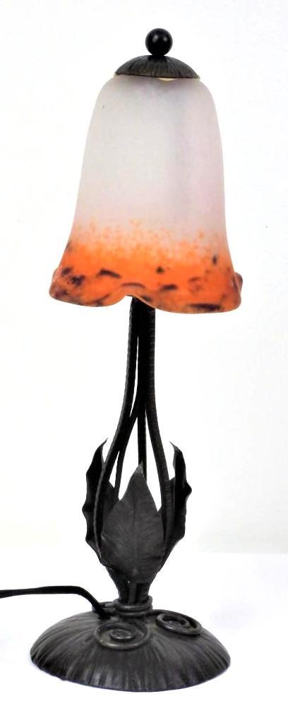 Degue - David Gueron - art deco table lamp (1)France: Degue - David Gueron - art deco table lamp France - 1920-1949 - Glass, Iron (cast/wrought) Degue's Art Deco table lamp Wrought iron base with 3 leaves and 3 volutes, signed glass tulip. In perfect con