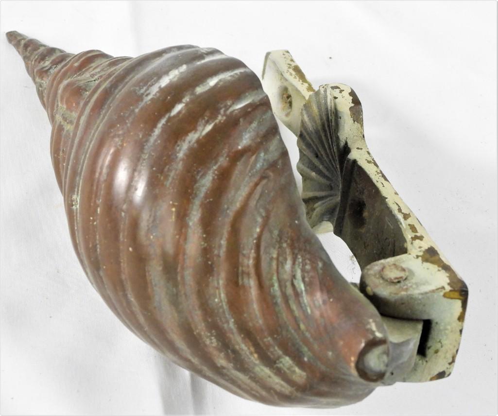knock door in the shape of a shell: knock door in the shape of a shellWIDTH, 3.5 inch / 9 cm DEPTH, 3 inch / 7,5 cm HEIGHT, 10 inch / 25,5 cm