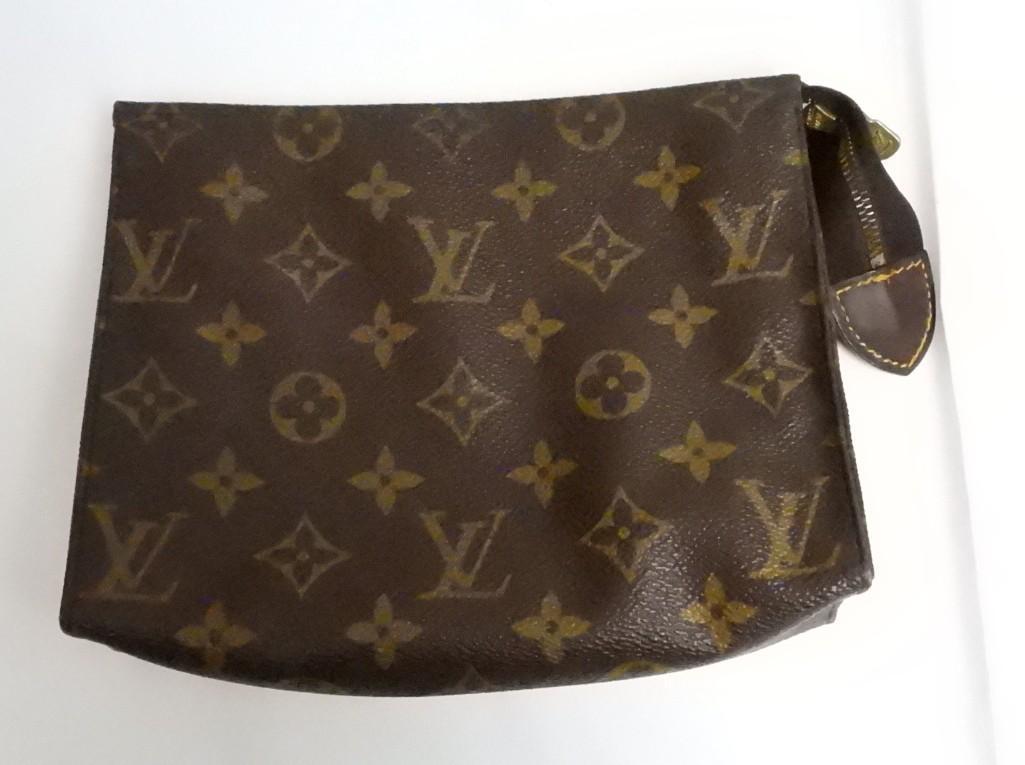 Louis Vuitton monogram toiletry 19 canvas clutch (1 of 10)