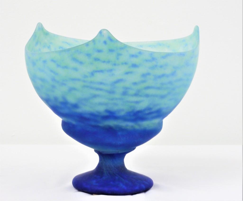 DAUM - DAUM NANCY France - 1910 - Glass: DAUM - DAUM NANCY - France - 1910 - Glass Art nouveau fruit bowl in glass paste signed DAUM - NANCY , in perfect condition Net weight: 1862 g. Total height: 22,5 and width (maximum): 22 cm. Base dia