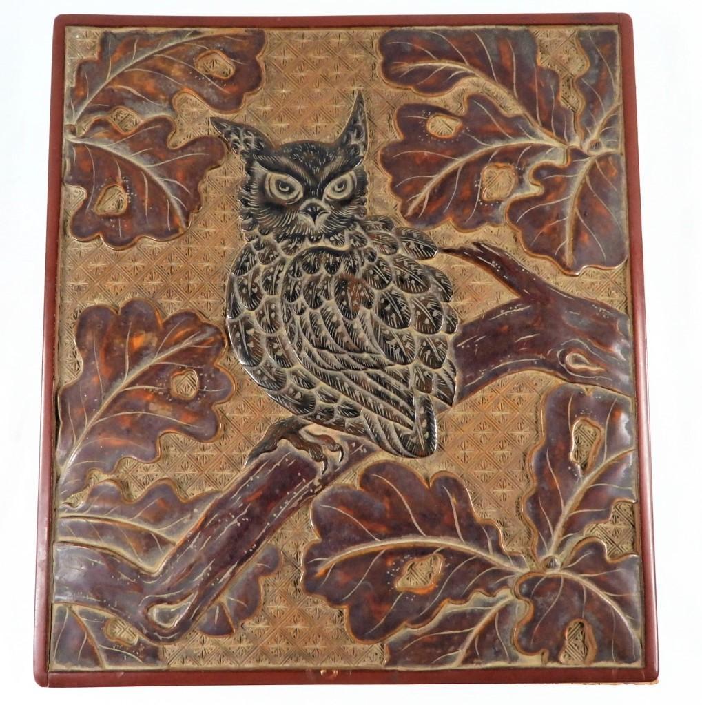Asian lacquer box carved on the top representing an owl. (1 of 7)