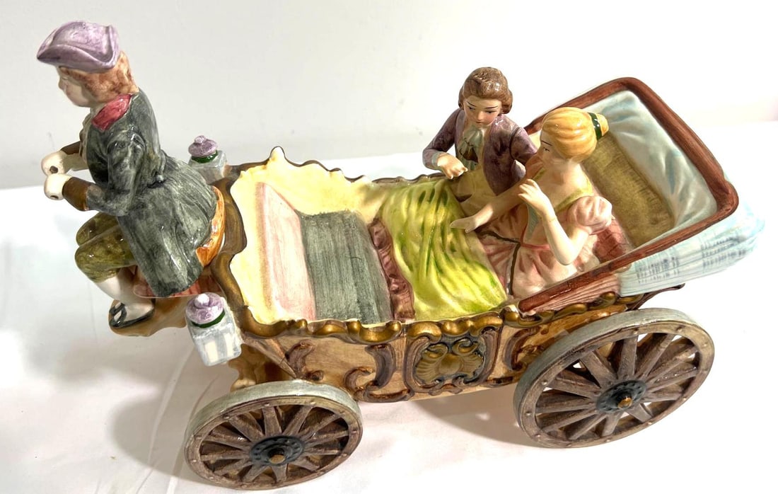 Vintage Porcelain Horse Carriage Music Box: Vintage Porcelain Horse Carriage Music Box (with no Horses) DIMENSIONS : Height 8.50 inch / 21,5 cm Length 11 inch / 28 cm Depth 5 inch /