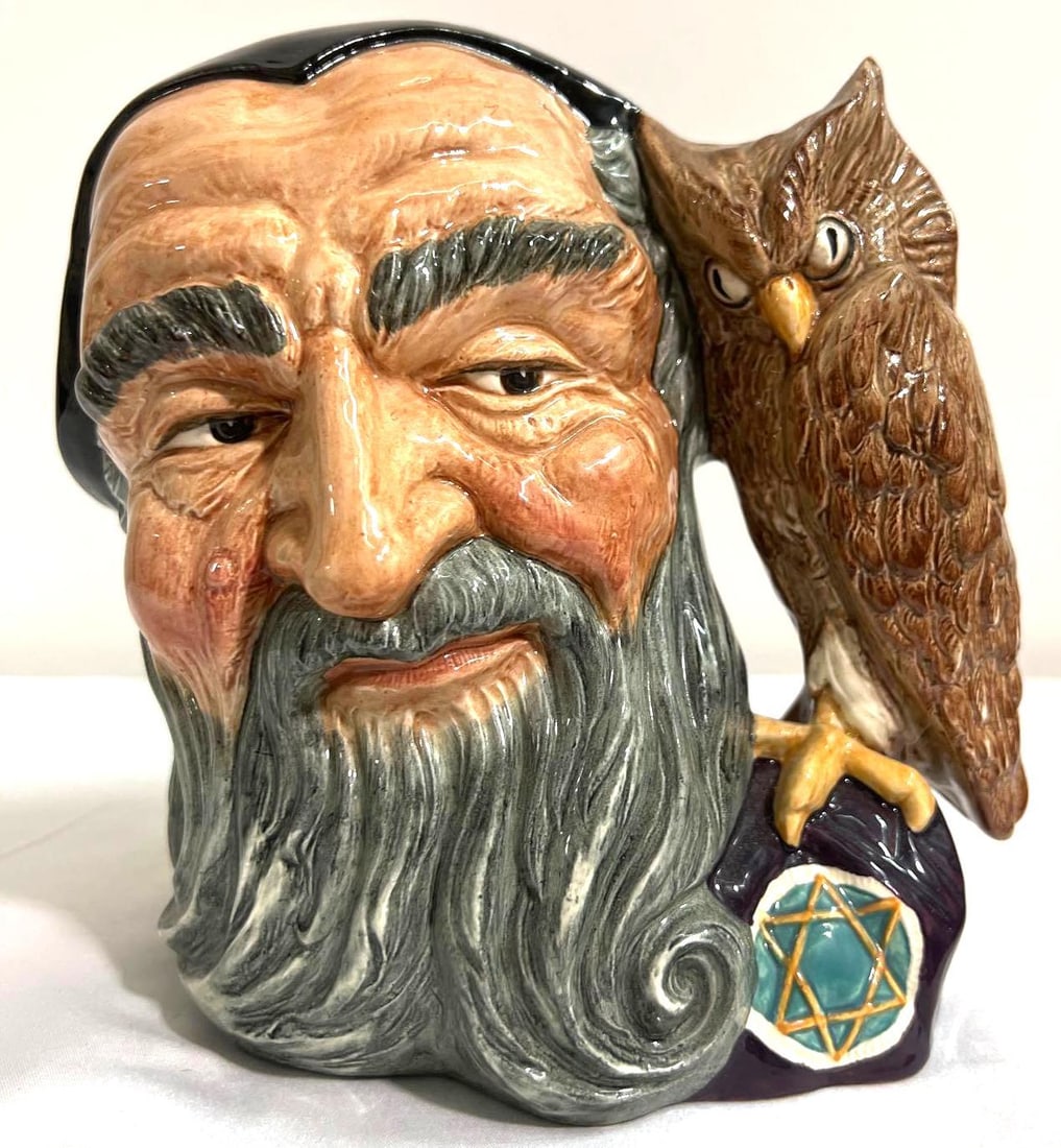 Royal Doulton Merlin Toby Mug, Merlin and Owl Large Jug: Royal Doulton Merlin Toby Mug, Merlin and Owl Large Jug DIMENSIONS : Height 7.75 inch / 19,7 cm Length 8 inch / 20,3 cm Depth 6 inch / 15,3 cm