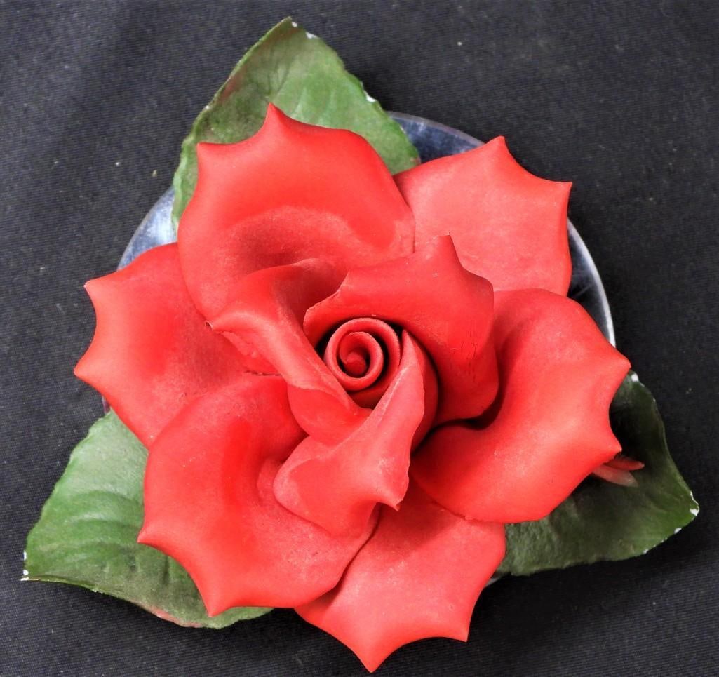 Vintage Capodimonte Red Flower Porcelain: Vintage Capodimonte Red Flower Porcelain DIMENSIONS : Height 2 inch / 5 cm Length 4 inch / 10 cm Depth 4 inch / 10 cm