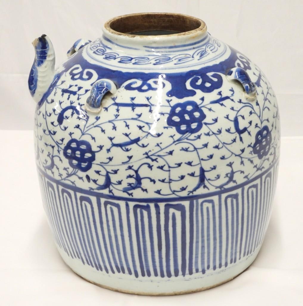 Chinese Blue and white porcelain Ginger jar: Chinese Blue and white porcelain Ginger jar (missing lid ,broken part ) Height 9 Inch (23 cm) Diameter 8 Inch (20 cm)