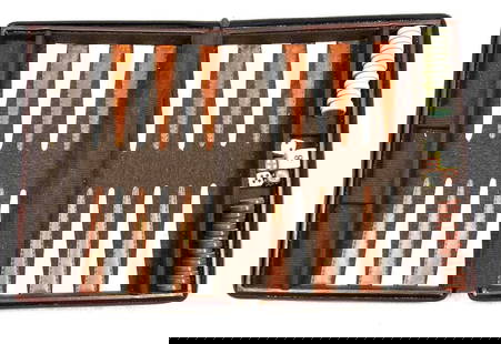 LEATHER BACKGAMMON TRAVEL SET: LEATHER BACKGAMMON TRAVEL SET DIMENSIONS :Height: 9 inch / 23 cm Length: 7 inch / 17,7 cm