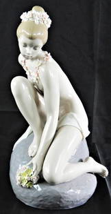 Large Lladro Porcelain Figurine, Ballerina: Large Lladro Porcelain Figurine, Ballerina DIMENSIONS : Height 11.50 inch / 29 cm Length 6.50 inch / 16,5 cm Depth 6 inch / 15,5 cm