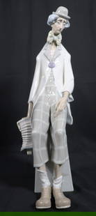 LARGE LLADRO "CLOWN WITH CONCERTINA" PORCELAIN FIGURINE: LARGE LLADRO "CLOWN WITH CONCERTINA" PORCELAIN FIGURINEDIMENSIONS: Height: 18 inch / 45,7 cm 