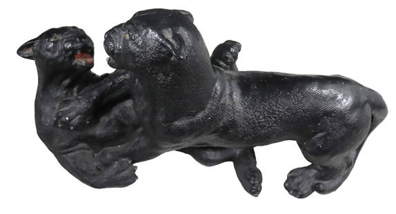 Black Panthers fighting Statue: Black Panthers fighting StatueDIMENSIONS: Height: 12 inch / 30,5 cm Length: 24 inch / 61 cm 