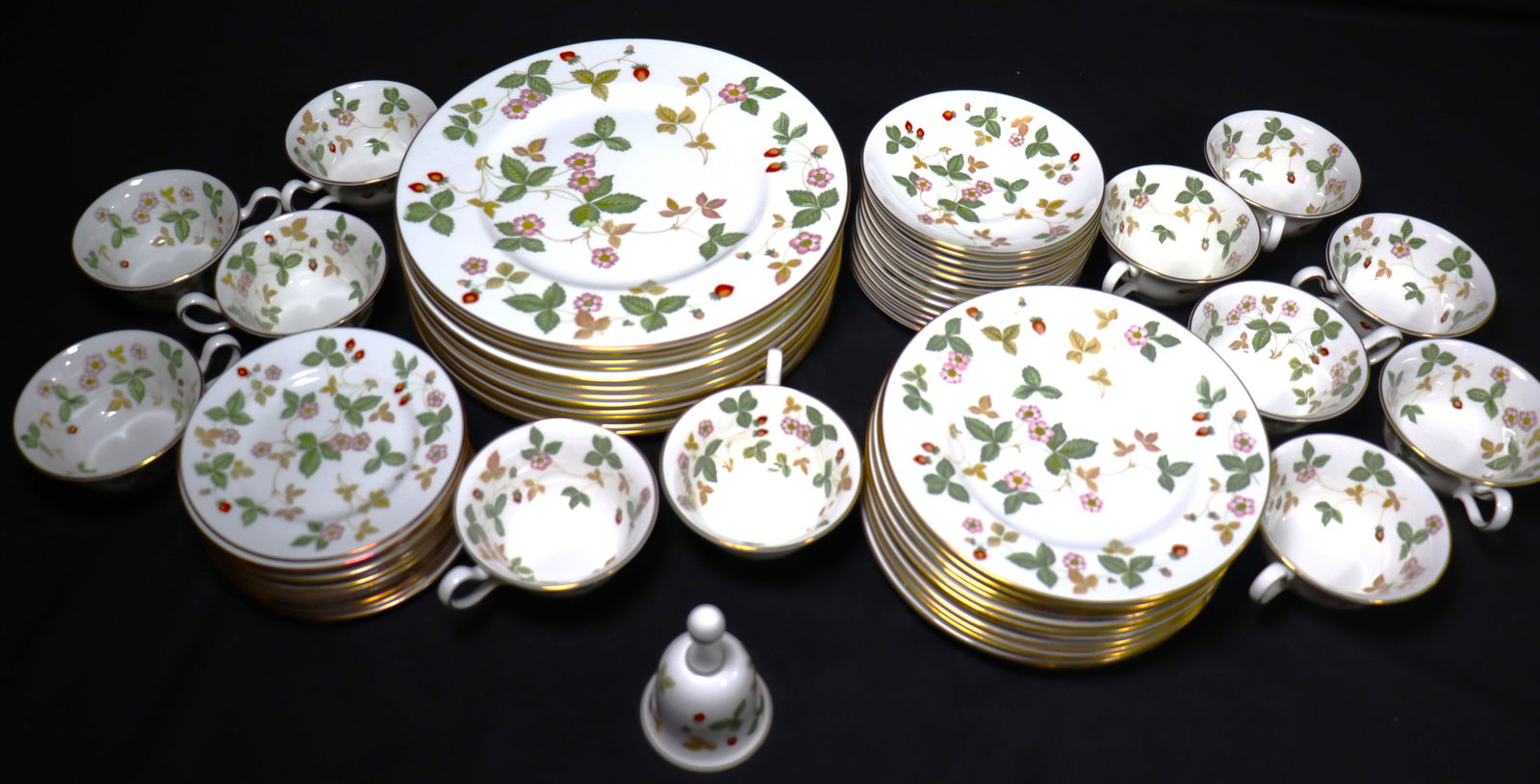 Vintage WEDGWOOD BONE CHINA WILD STRAWBERRY PATTERN tableware set.61 Pieces:  Vintage WEDGWOOD BONE CHINA WILD STRAWBERRY PATTERN tableware set.Made in England. 61 Pieces DIMENSIONS Dinner Plate X 12: Diameter: 10.80 inch / 27,5 cm DIMENSIONS Salad Plate X 12 Diamet