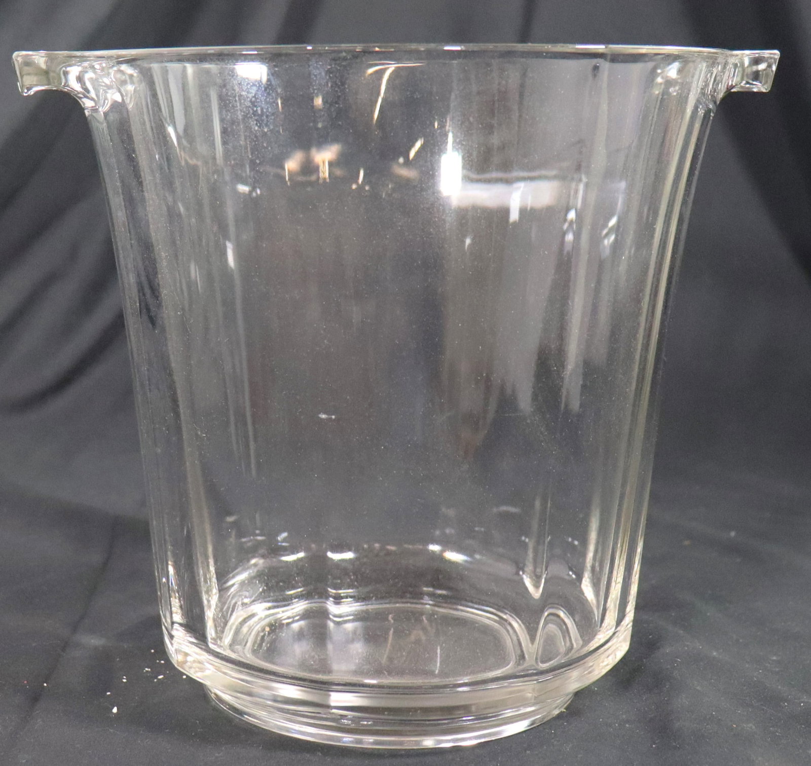 Clear Glass Ice bucket or wine cooler made in FRANCE: Clear Glass Ice bucket or wine cooler made in FRANCE DIMENSIONS: Height 7.90 inch / 20 cm Diameter Top: 7.50 in