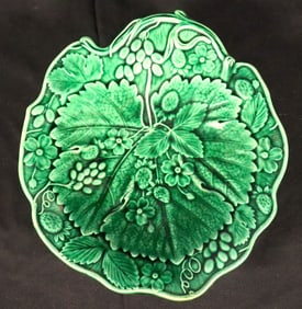 MAJOLICA Berry Leaf Plate