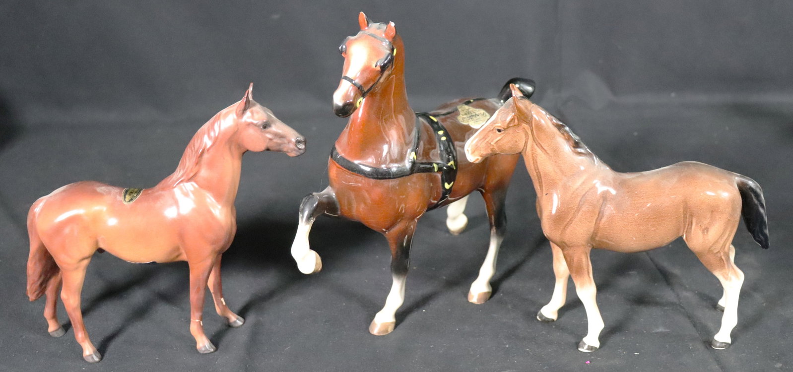 Three Porcelain Horses Figurine: Three Porcelain Horses Figurine, Two by METLOX one by Hagen Renaker some reglued legs DIMENSIONS Big one: Height: 8.70 inch / 22 cm &n