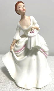 Vintage Royal Doulton figure Carol: Vintage Royal Doulton figure Carol&nbsp;HN2961&nbsp;from the Vanity Fair Ladies series Designer: Pauline ParsonsMade in England DIMENSIONS: Height:&nbsp;7.60 inch / 19,4 cmLength: 5 i