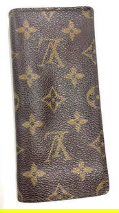 Louis Vuitton monogram sunglasses case: Louis Vuitton monogram sunglasses case   Length 6.5 inch  Width 3 inch