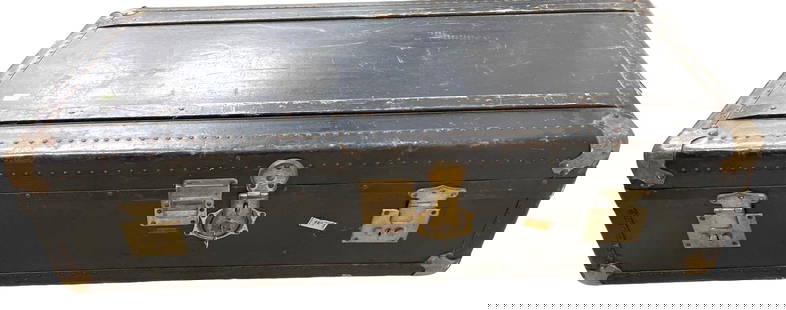 Vintage Vacationer Steamer Trunk: Vintage Vacationer Steamer Trunk DIMENSIONS: Height 11.50 inch / 29,3 cm &nbsp; &nbsp; &nbsp; &nbsp; &nbsp; &nbsp; &nbsp; &nbsp; &nbsp; &nbsp; &nbsp; &nbsp; &nbsp; Length 43.75 inch / 111,5 cm &nbsp;