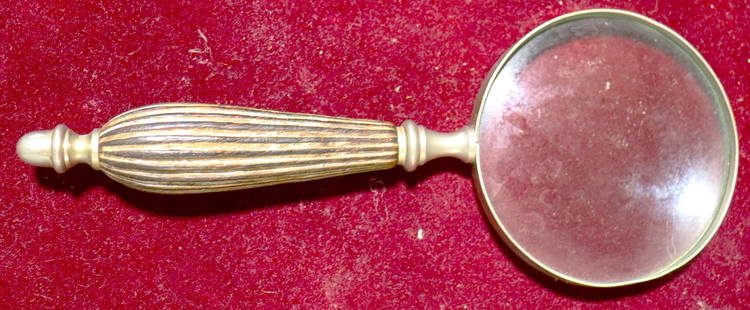 Magnifying Glass Vintage Desktop: Magnifying Glass Vintage Desktop DIMENSIONS: Height 10.25 inch / 26 cm&nbsp; &nbsp; &nbsp; &nbsp; &nbsp; &nbsp; &nbsp; &nbsp; &nbsp; &nbsp; &nbsp; &nbsp; &nbsp;Diameter: 3.90 inch / 10 cm&nbsp; &nbsp;