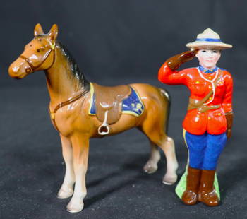 VINTAGE PAIR CANADIAN MOUNTIE & HORSE SALT & PEPPER SHAKERS: VINTAGE PAIR CANADIAN MOUNTIE &amp; HORSE SALT &amp; PEPPER SHAKERS FROM JAPAN&nbsp; DIMENSIONS CANADIAN MOUNTIE: Height:&nbsp; 4.30 inch / 11 cmDIMENSIONS HORSE: Height 4.30 inch / 11 cm&nbsp; &nbsp;
