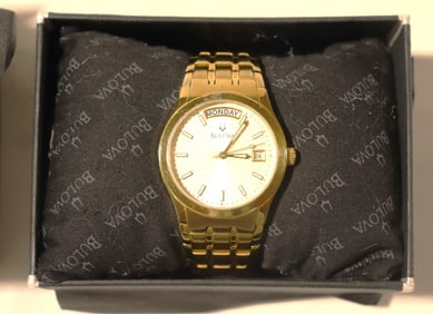 Vintage Bulova Men's Day Date Watch Champagne dial with Box and working