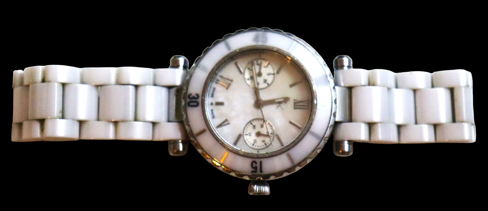 Guess Women's Classic Mother of pearl Dial Watch (1 of 9)