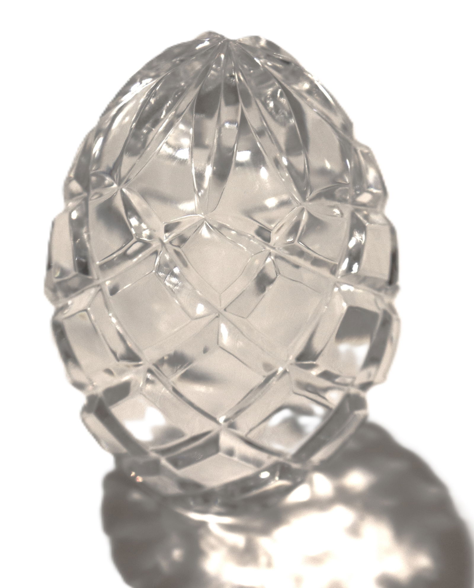 Vintage 24% lead crystal egg paperweight with a diamond cut pattern.: Vintage 24% lead crystal egg paperweight with a diamond cut pattern. DIMENSIONS: Height: 4.50 inch / 11,5 cm 