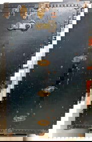 OSHKOSH TRUNKS AND LUGGAGE STEAMER TRUNK