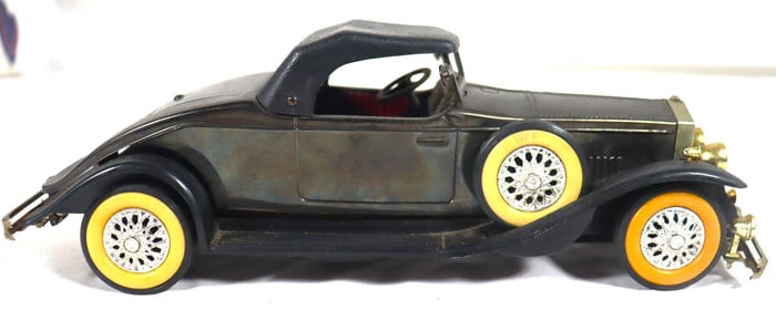 vintage replica of a 1931 Rolls-Royce Phantom II model car that also functions as an AM transistor