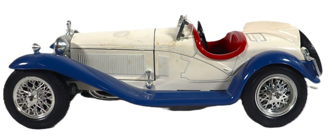 Vintage Bburago 1:18 scale die-cast model of the 1932 Alfa Romeo 2300 Spider.