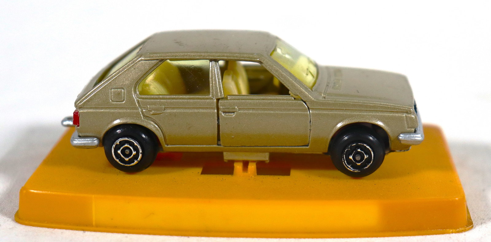 Vintage Guisval diecast model of a Simca Horizon with case (1 of 8)