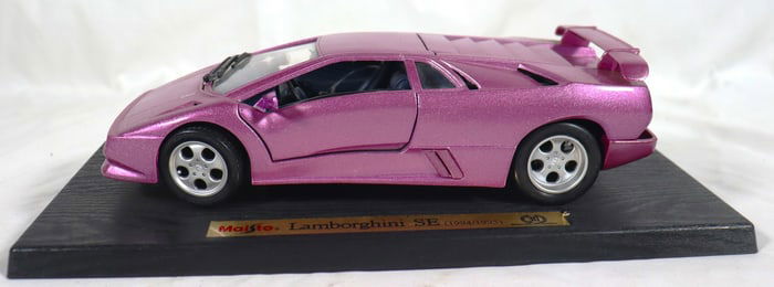 Vintage Maisto 1:18 scale diecast model of a 1994/95 Lamborghini SE.