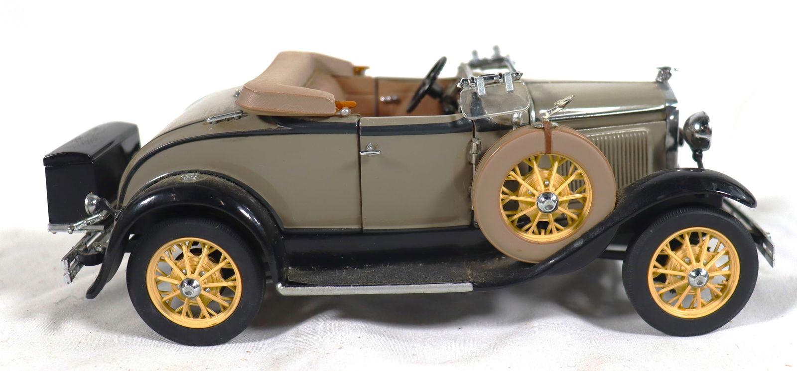 Vintage Danbury Mint 1931 Ford Model A Roadster diecast model car. (1 of 11)